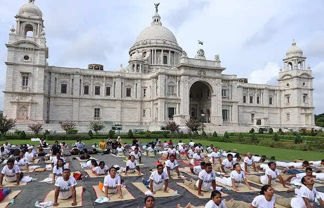 पश्चिम बंगाल में योग दिवस की तैयारियां जोरों पर, विभिन्न जिलों में चल रहा योगाभ्यास