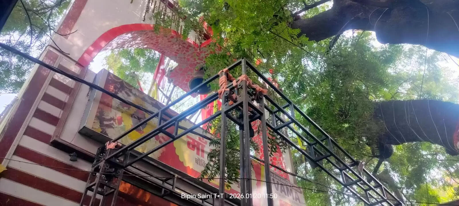 (संशोधित) मां शीतला धाम चौकिया में श्रृंगार महोत्सव की तैयारी शुरू, कोलकाता से मंगाए गए फूल