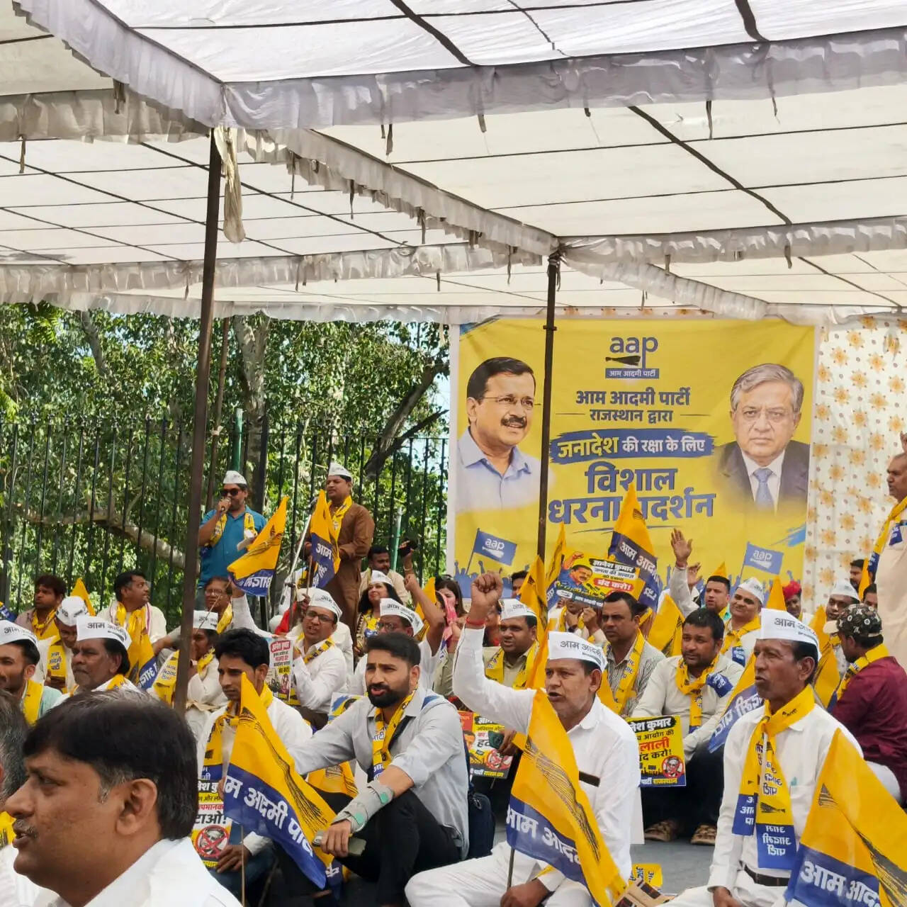आप ने मुख्य निर्वाचन आयुक्त के इस्तीफे की मांग को लेकर जयपुर में प्रदर्शन किया