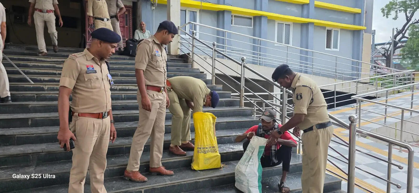 नैला रेलवे स्टेशन पर पुलिस और आर पी एफ की संयुक्त जांच, संदिग्ध यात्रियों व सामानों की हो रही सघन चेकिंग