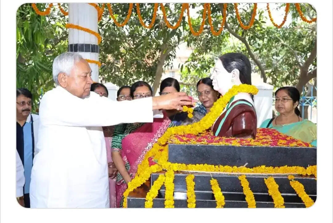 नीतीश कुमार 19वीं पुण्यतिथि पर पत्नी को श्रद्धांजलि देने कल्याण बिगहा पहुंचे