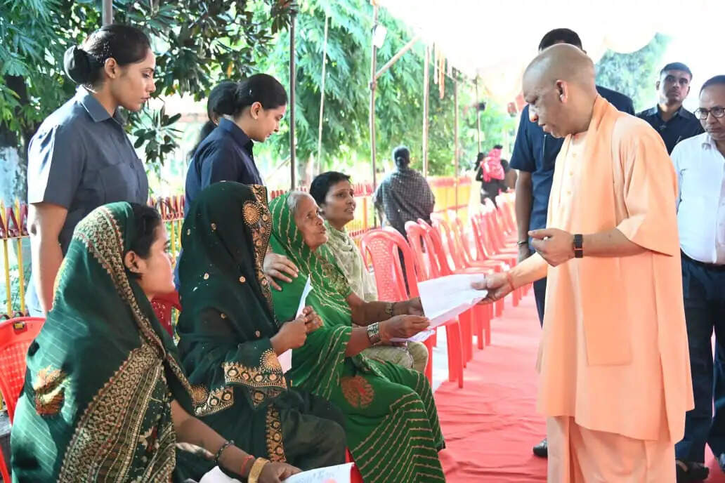 समस्या निस्तारण में लापरवाही पर होगी कड़ी कार्रवाई : मुख्यमंत्री योगी