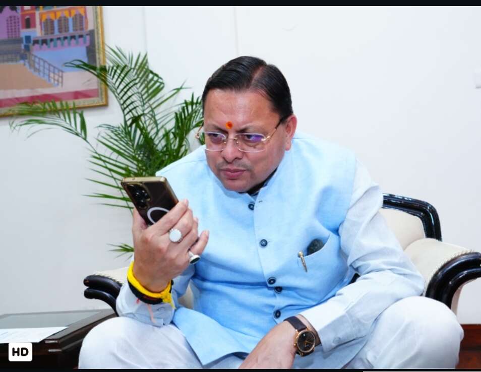 मुख्यमंत्री धामी ने मेधावी छात्रों से की फोन पर बात, उत्कृष्ट प्रदर्शन पर दी बधाई