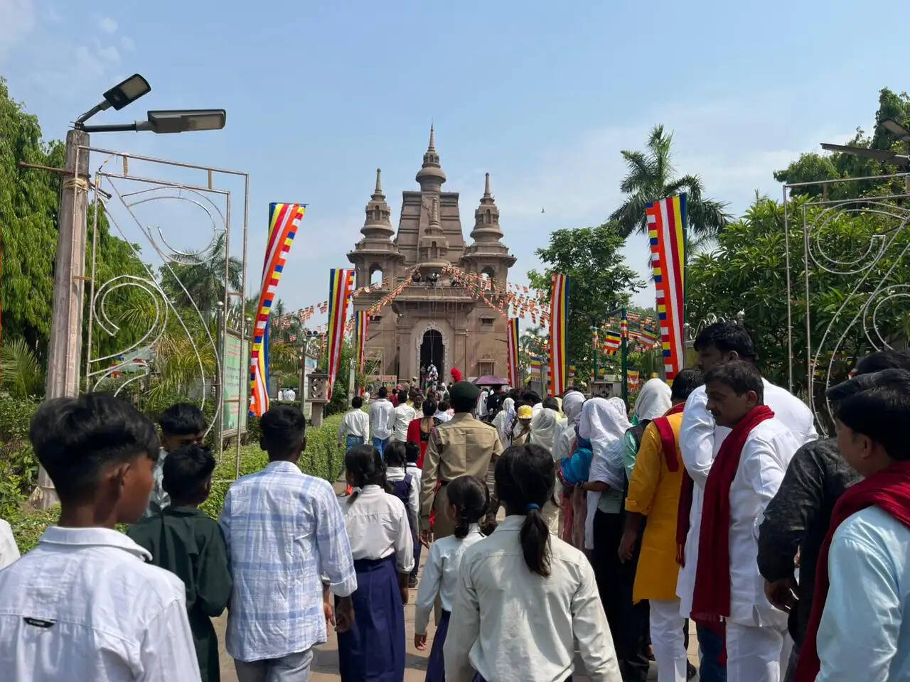(अपडेट) बुद्ध पूर्णिमा पर सारनाथ में उमड़ा आस्था का सैलाब, देश-विदेश के 01 लाख से अधिक श्रद्धालुओं ने किए अस्थि अवशेष के दर्शन