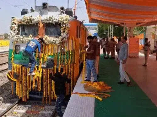 रेल मंत्री ने जालोर से दिल्ली के लिए पहली सीधी ट्रेन रवाना की, स्टेशन पर हुआ भव्य स्वागत