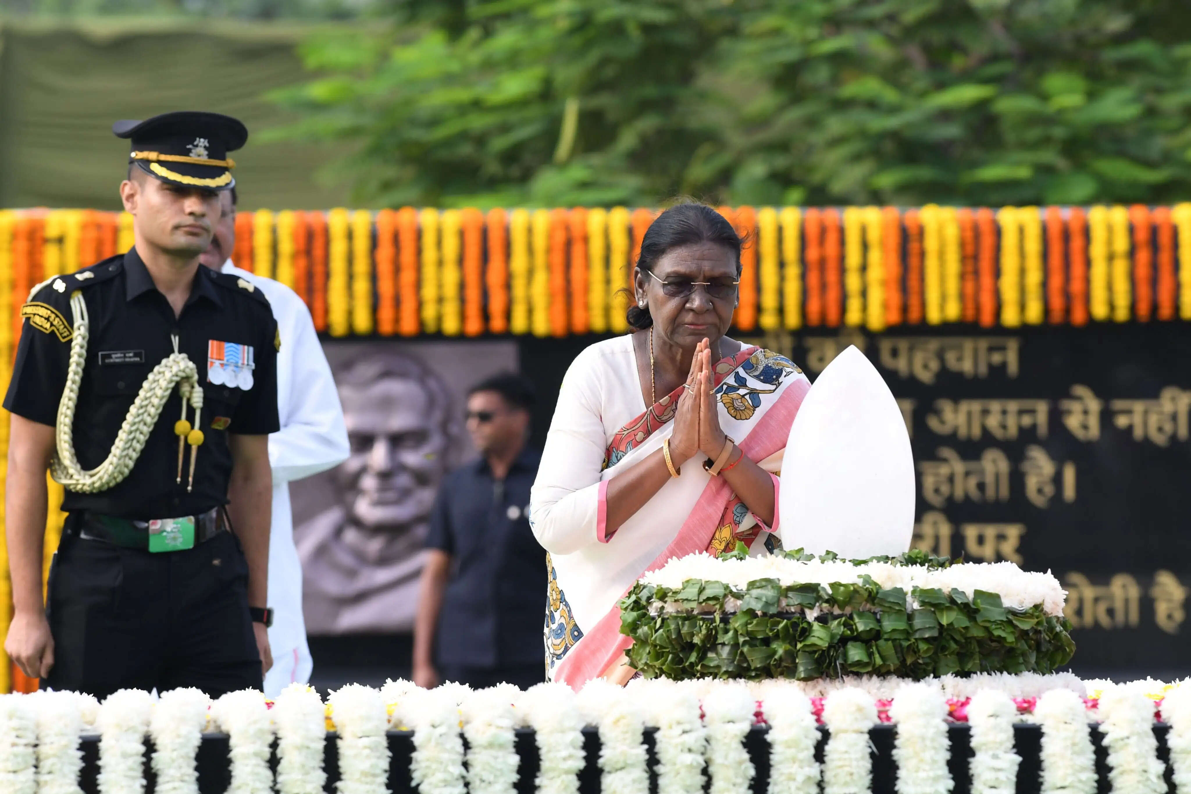 अटल बिहारी वाजपेयी की पुण्यतिथि पर ‘सदैव अटल’ पहुंचकर राष्ट्रपति, उपराष्ट्रपति और प्रधानमंत्री ने दी श्रद्धांजलि