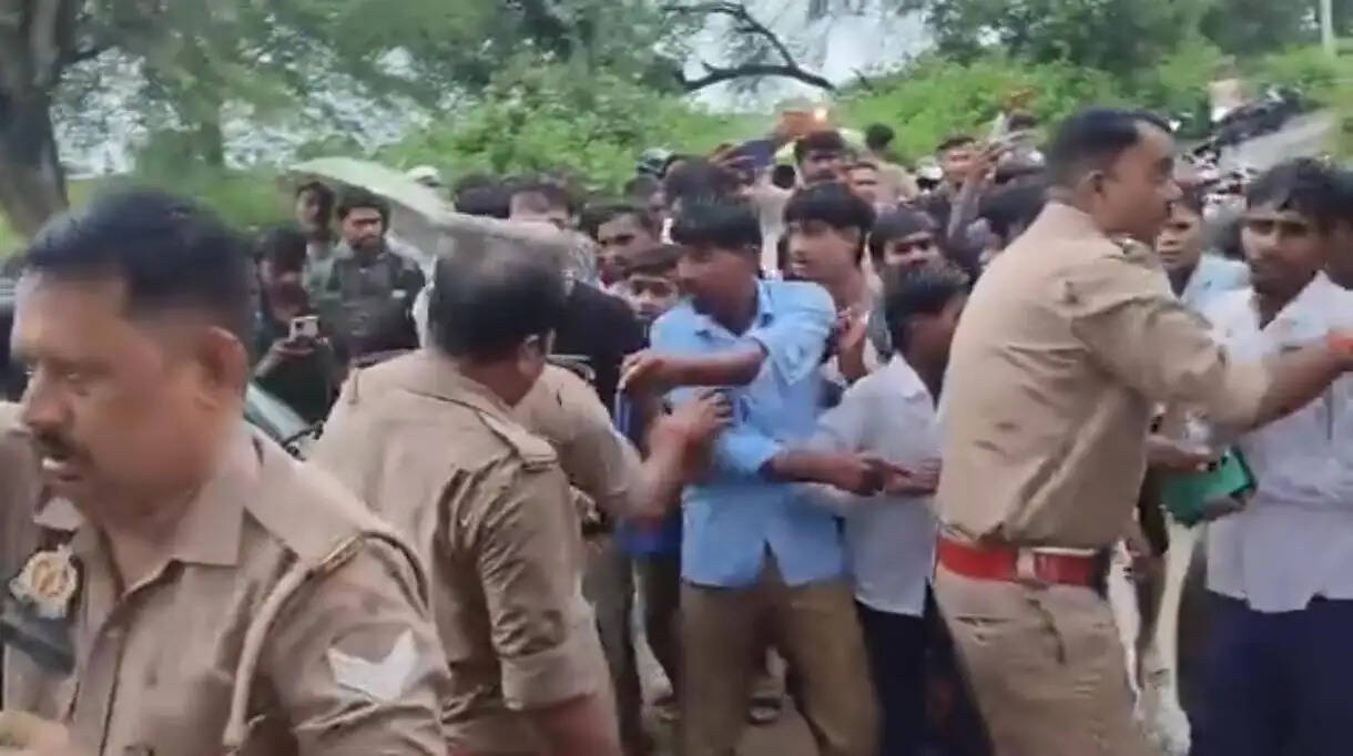 महोबा में सड़क की मांग को लेकर छात्र-छात्राओं ने राष्ट्रीय राजमार्ग किया जाम, पुलिस ने हटाया