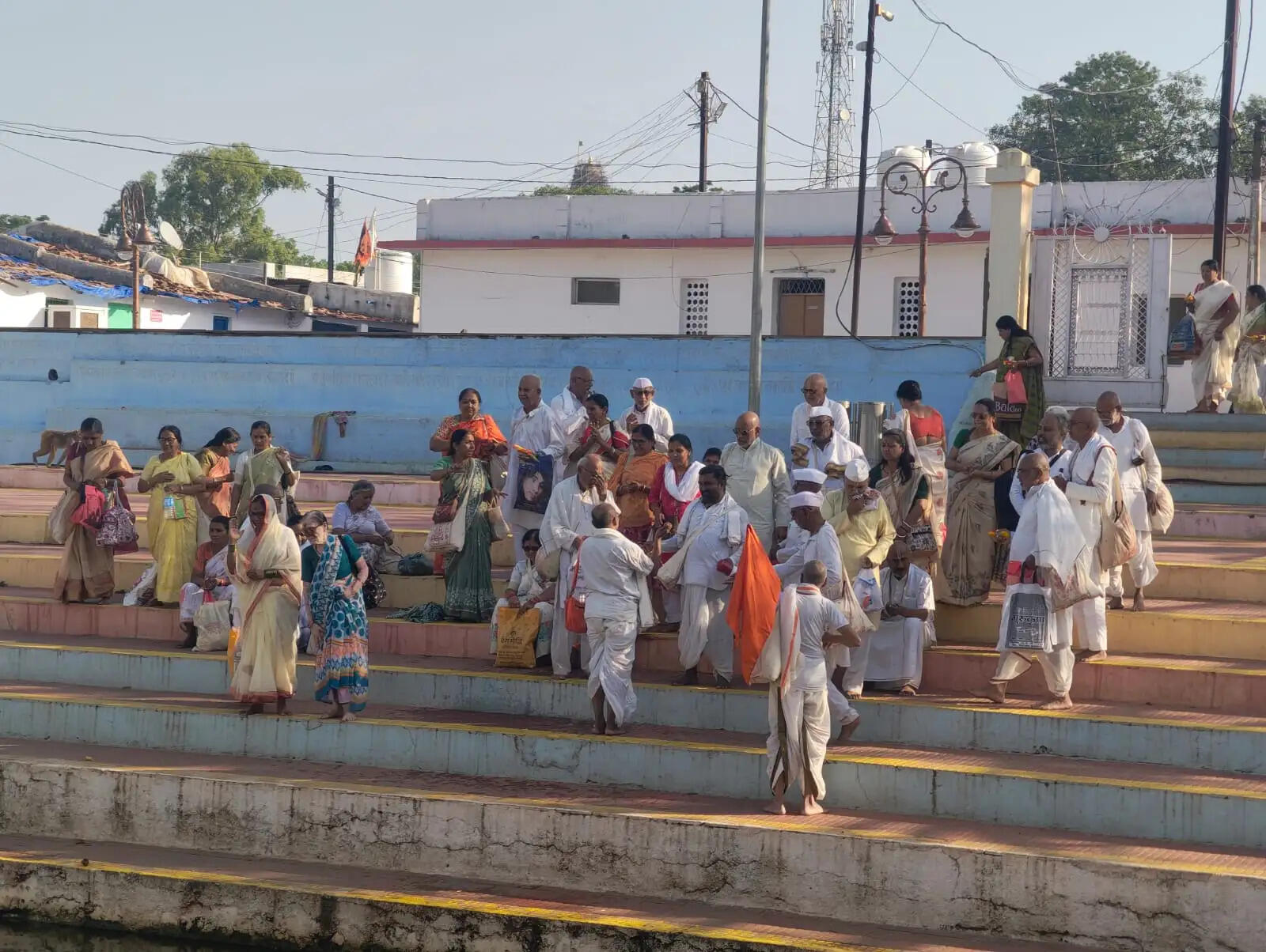 अनूपपुर: वैशाखी अमावस्या पर हजारों श्रद्धालुओं ने नर्मदा तट पर लगाई डुबकी