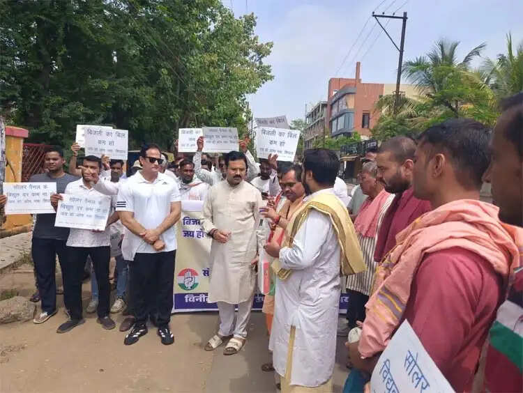 कांग्रेस ने अघाेषित बिजली कटाैती, लाे वाेल्टेज व मंहगी बिजली काे लेकर ट्रांसफार्मर की पूजा कर किया अनोखा प्रदर्शन