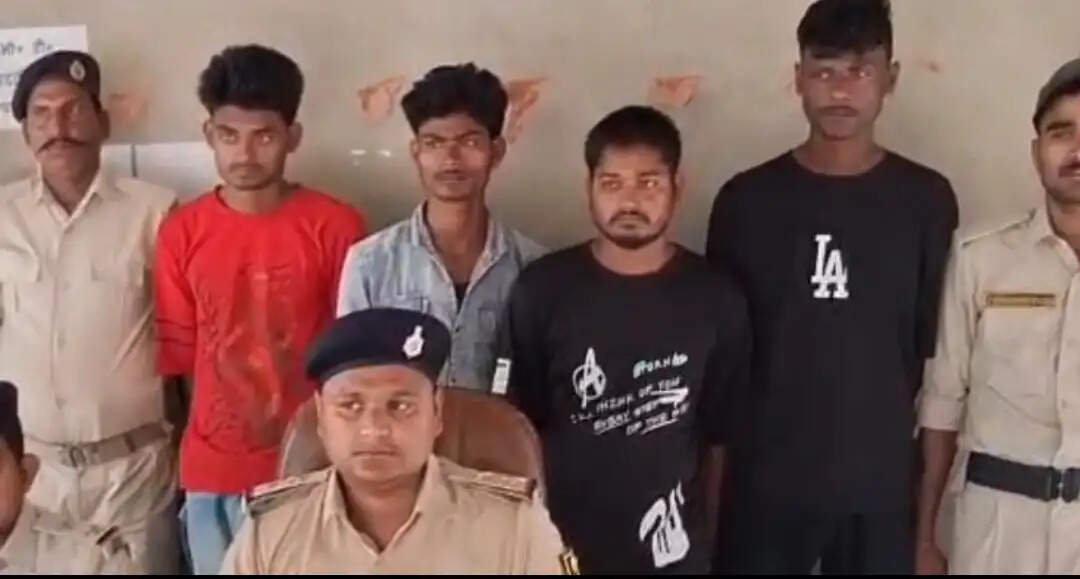 छिनतई की घटना का 24 घंटे में उद्भेदन ,लूटी गई मोबाइल फोन सहित चार गिरफ्तार