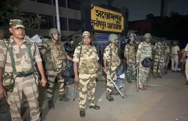संतोषपुर स्टेशन पर बुलडोजर से तोड़ी गईं ‘अवैध’ दुकानें