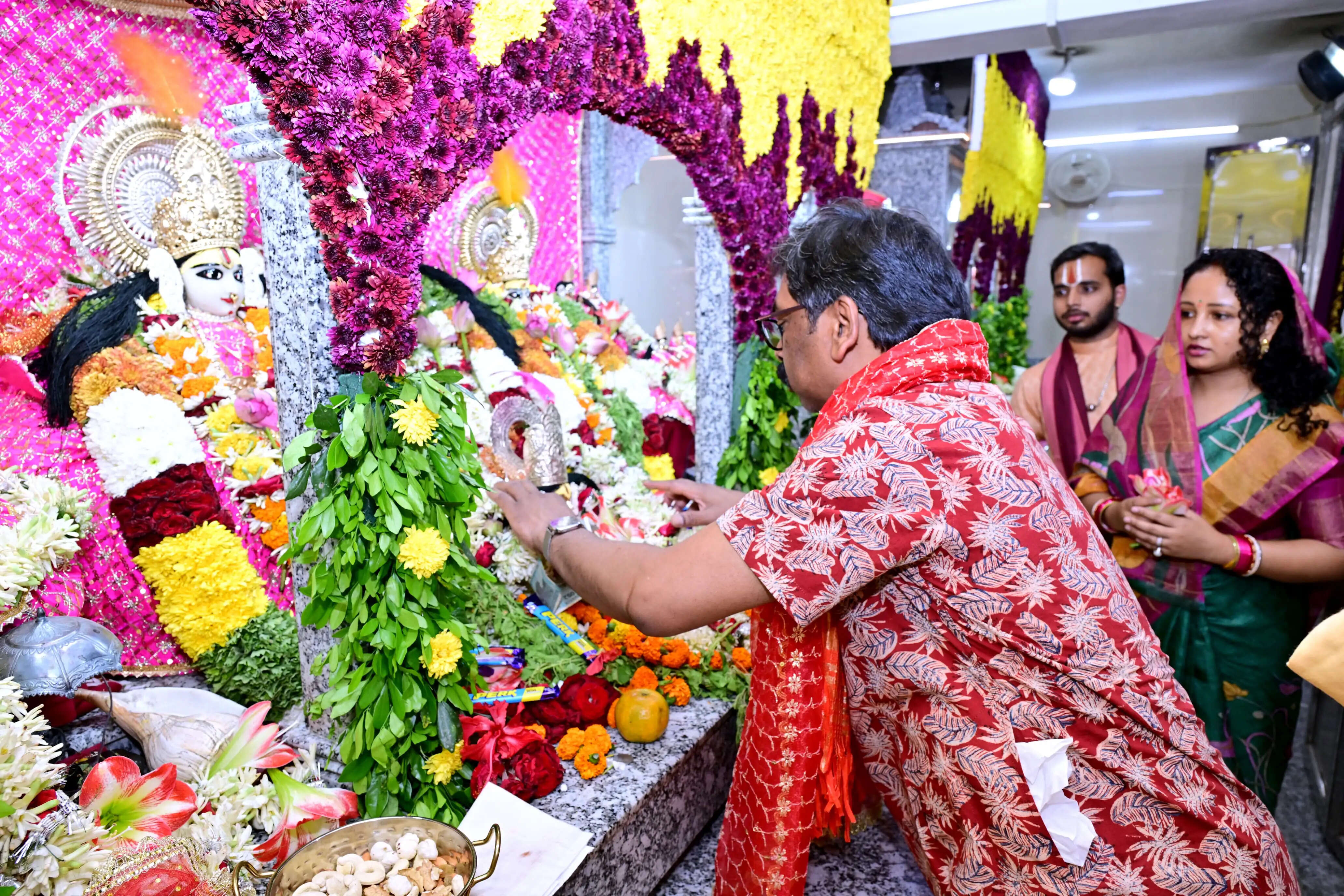 मुख्यमंत्री हेमन्त सोरेन ने पत्नी कल्पना सोरेन संग तपोवन मंदिर में की पूजा, राज्य की खुशहाली की कामना