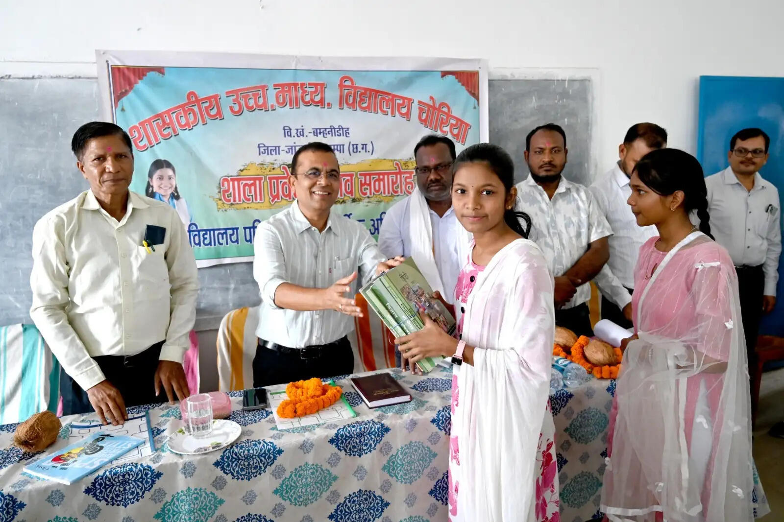 शाला प्रवेश उत्सव में शामिल हुए कलेक्टर जन्मेजय महोबे