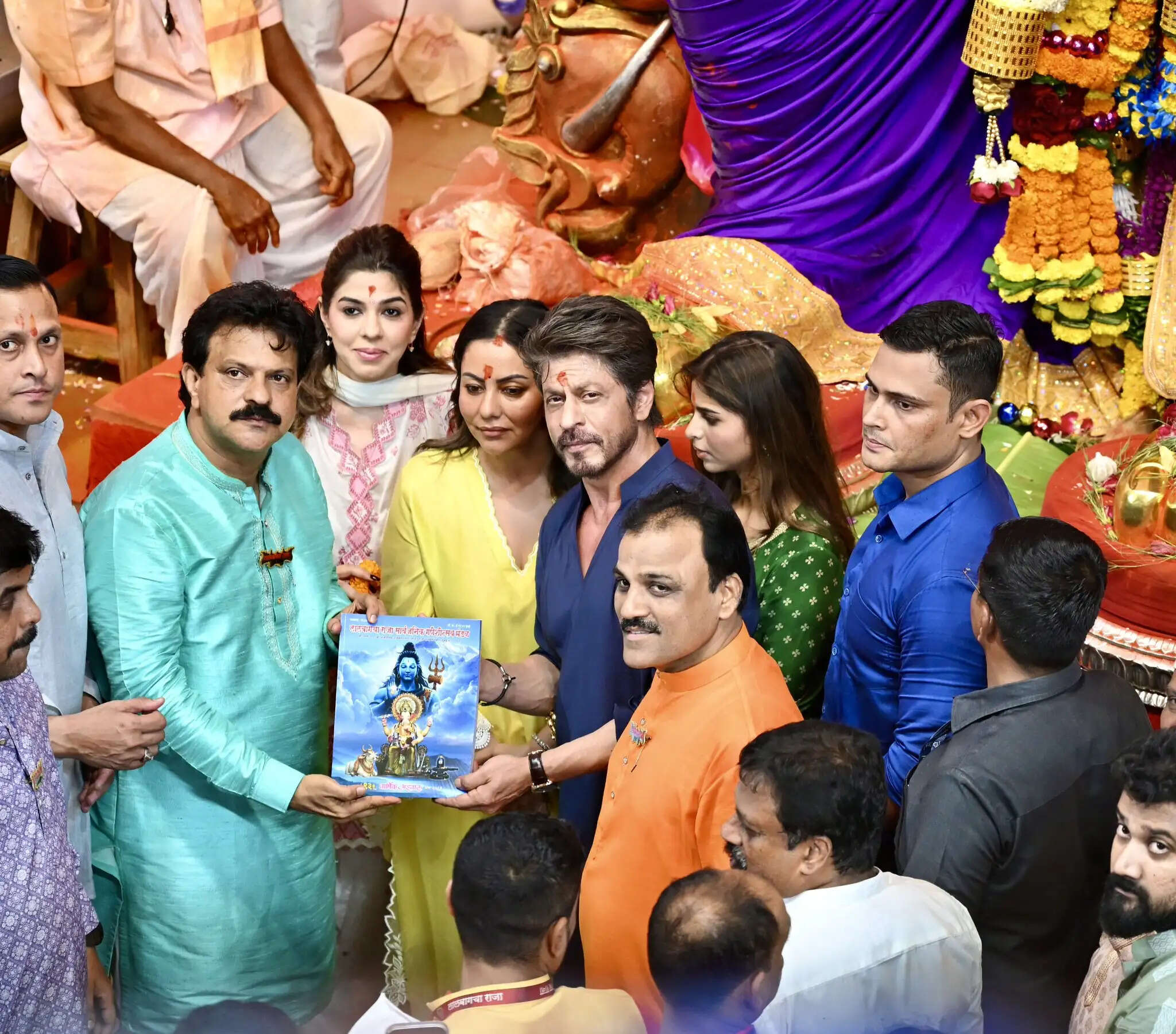 परिवार संग लालबागचा राजा का दर्शन करने पहुंचे शाहरुख खान