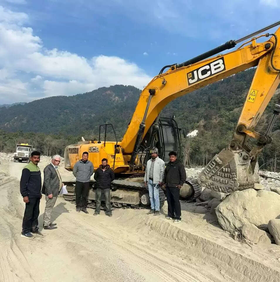 अवैध खनन में लिप्त पोकलैंड मशीन और चार डंपर जब्त