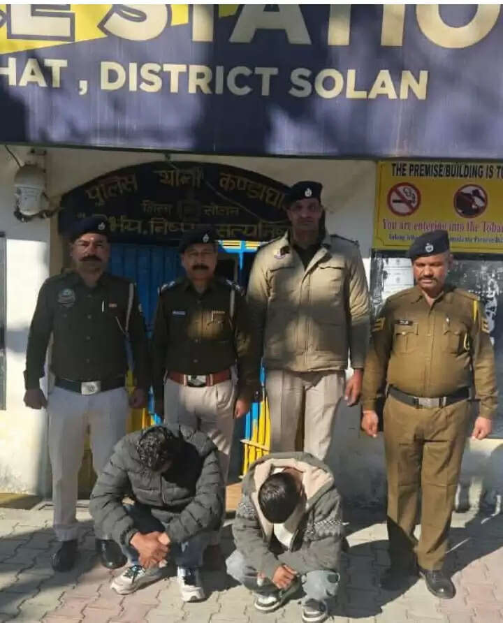 पुलिस ने दो युवकों से 413 ग्राम चरस बरामद कर किया गिरफ्तार