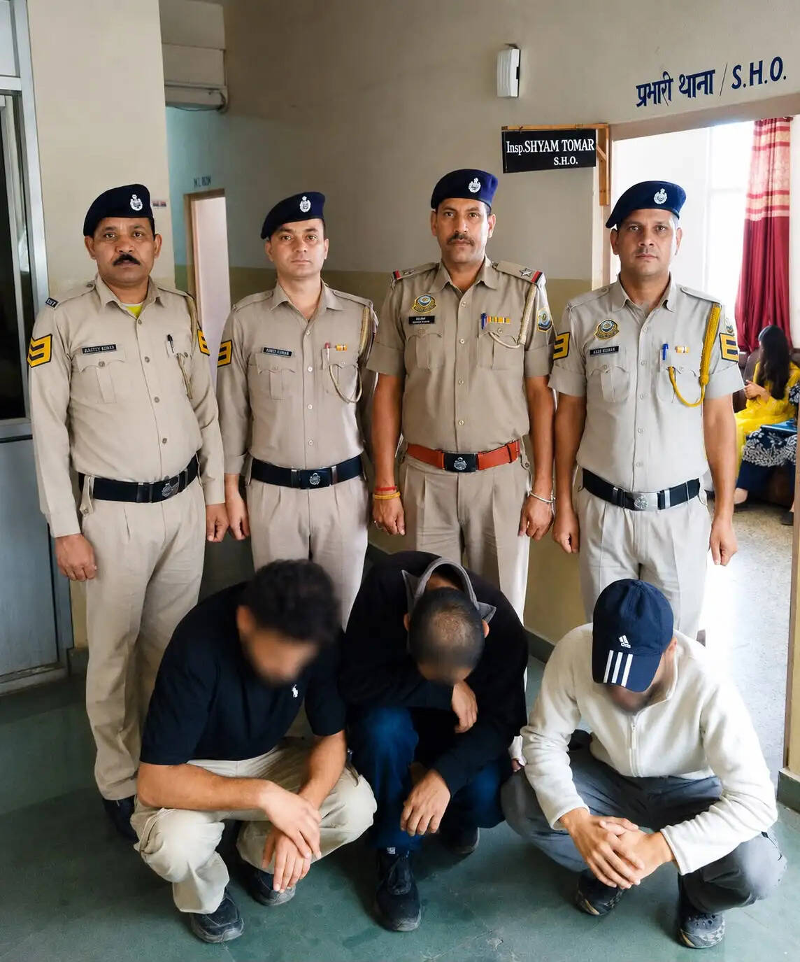 हथियार दिखाकर धमकाने और गाड़ियां तोड़ने के मामले में तीन युवक गिरफ्तार