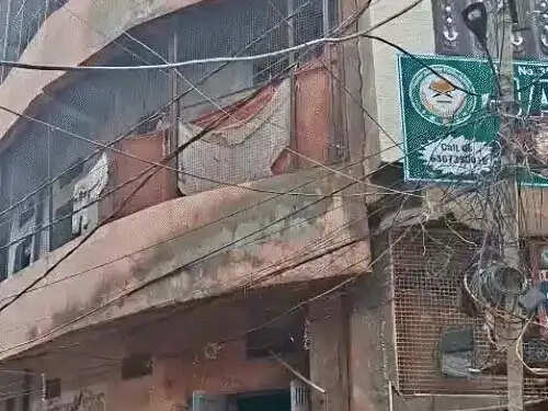 परकोटे में जर्जर तीन मंजिला मकान में दरारें, 40 से अधिक किरायेदार सुरक्षित निकाले