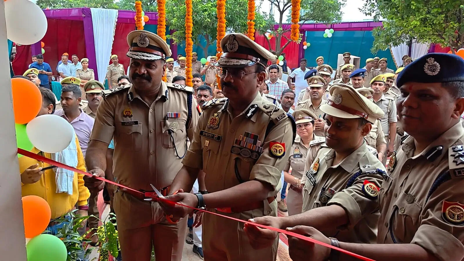 जौनपुर : जीआरपी थाना परिसर में बनी नई पुलिस बैरक का डीजी रेलवे प्रकाश डी. ने किया उद्घाटन