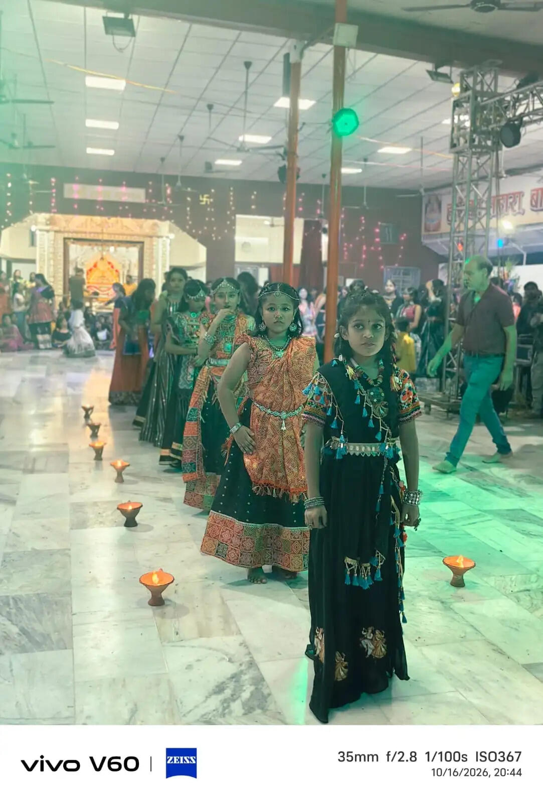 राधा कृष्ण ठाकुरवाड़ी में गरबा-डांडिया की धूम, भक्ति गीतों पर देर रात तक झूमीं महिलाएं