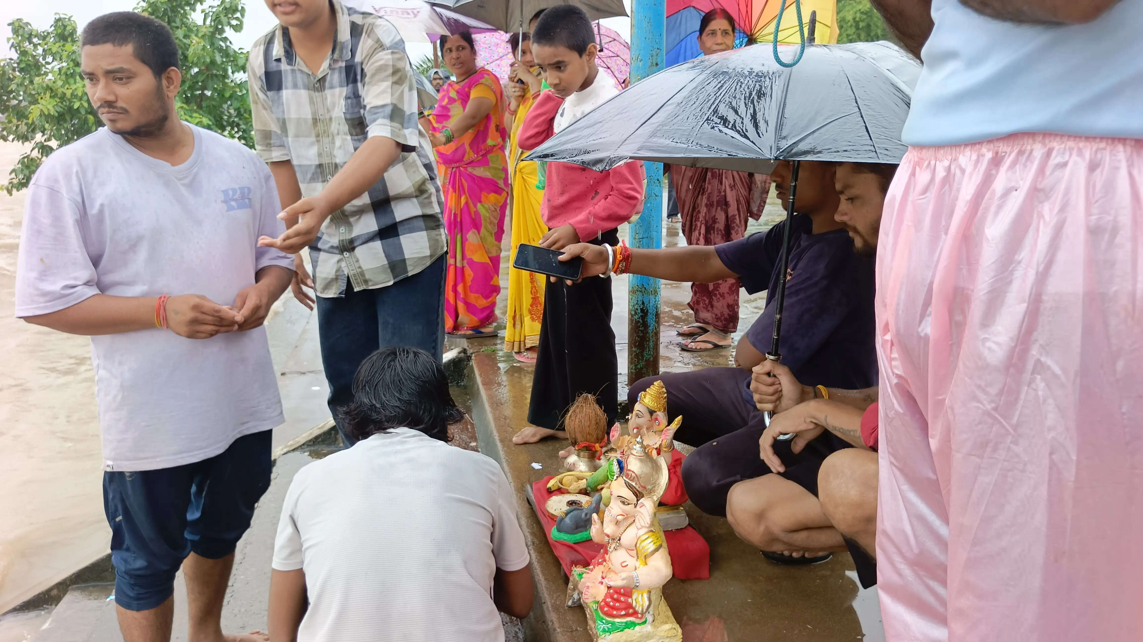 धमतरी : बारिश के बीच उत्साह से हुआ गणेश प्रतिमाओं का विसर्जन
