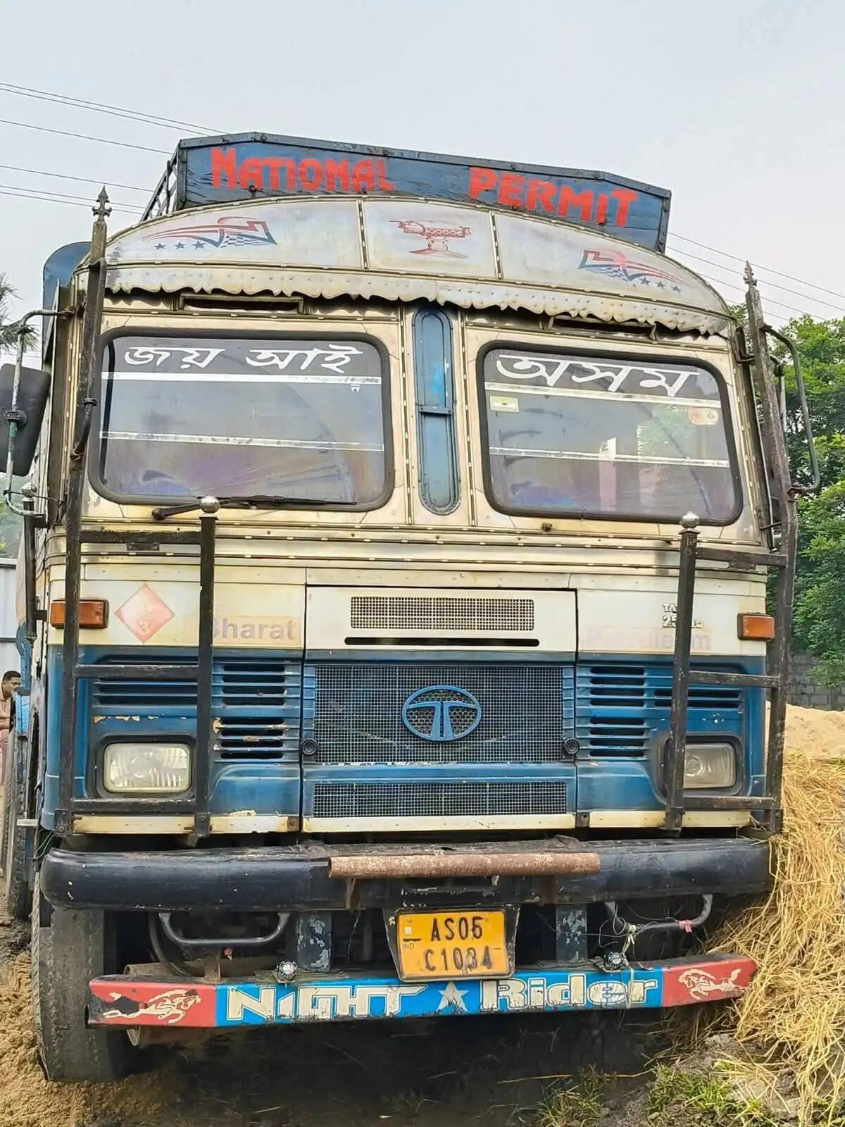 तेल टैंकर से 28 मवेशी जब्त, तीन तस्कर गिरफ्तार