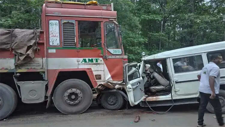 शासकीय बोलेरो और ट्रक की टक्कर में रेंजर की माैत, आठ गंभीर घायल