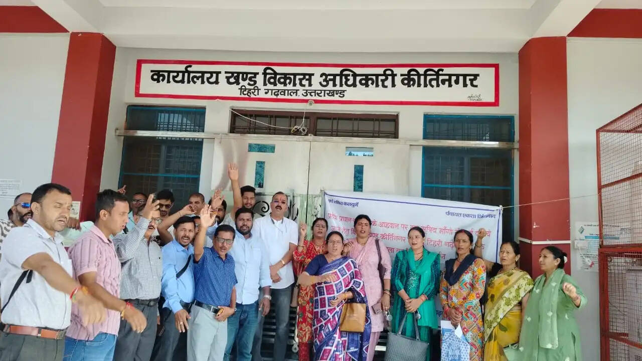 दस सूत्री मांगों को लेकर ग्राम प्रधानों ने की ब्लॉक मुख्यालयों पर तालाबंदी