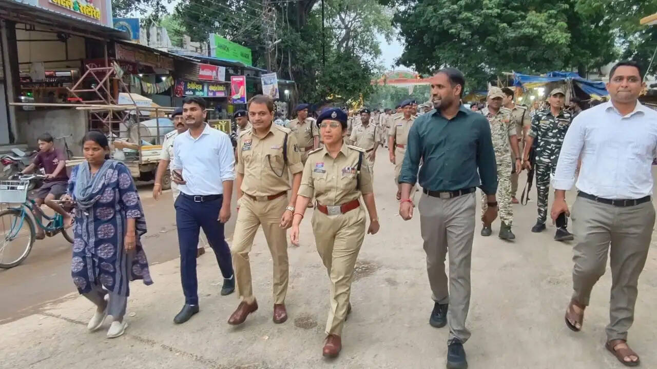जन्माष्टमी-गणेशोत्सव को लेकर पुलिस का फ्लैग मार्च, असामाजिक तत्वों को सख्त चेतावनी