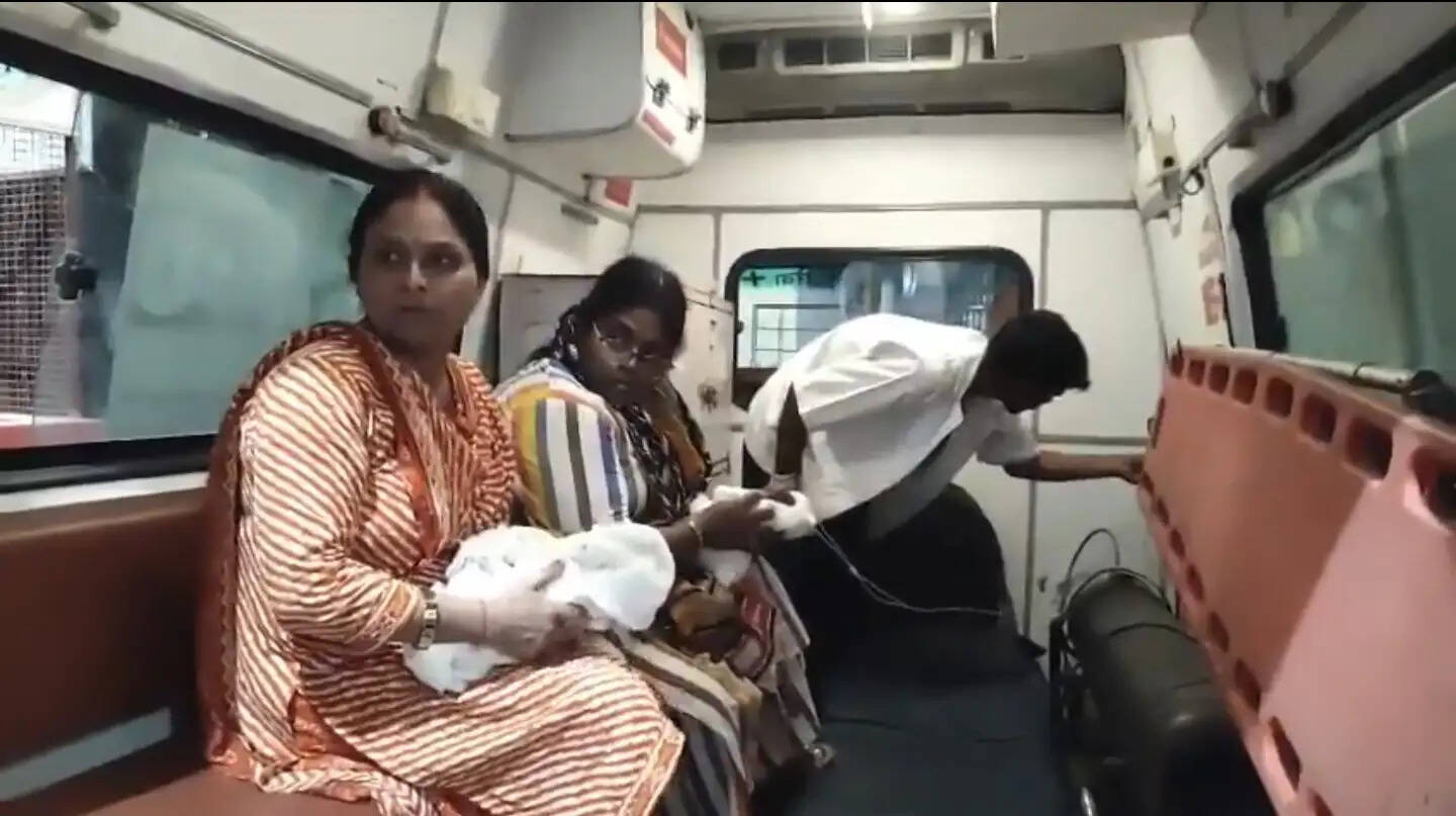 अमेठी : गर्भवती महिला के लिए एंबुलेंस का हाेता रहा इंतजार, सड़क पर ही दो बच्चों की गूंजी किलकारी