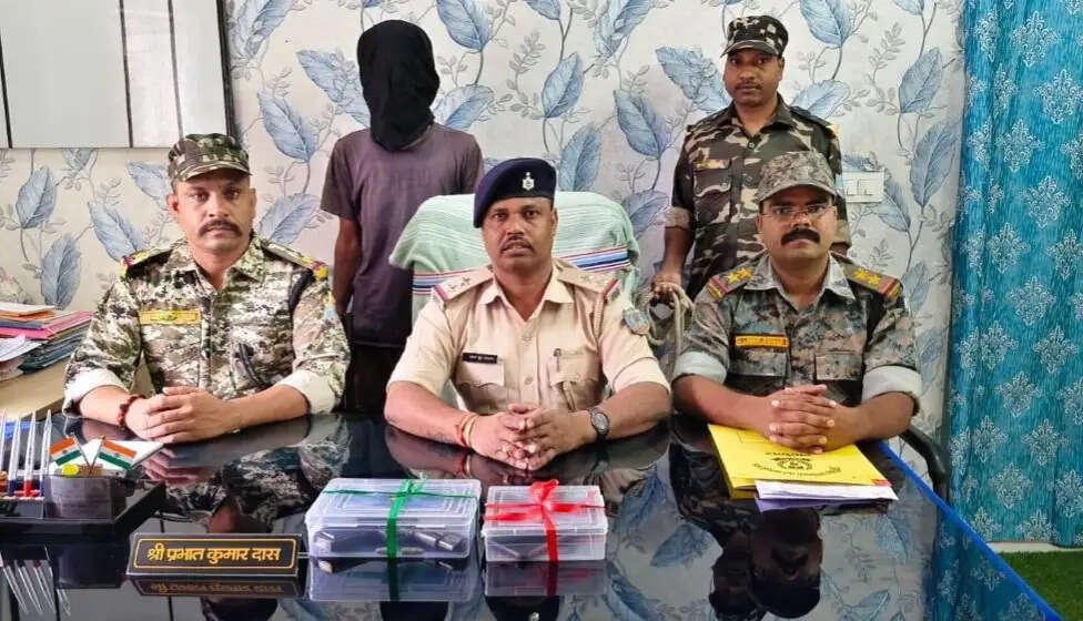 पीएलएफआई का नक्सली हथियार के साथ धराया, कमांडर फरार