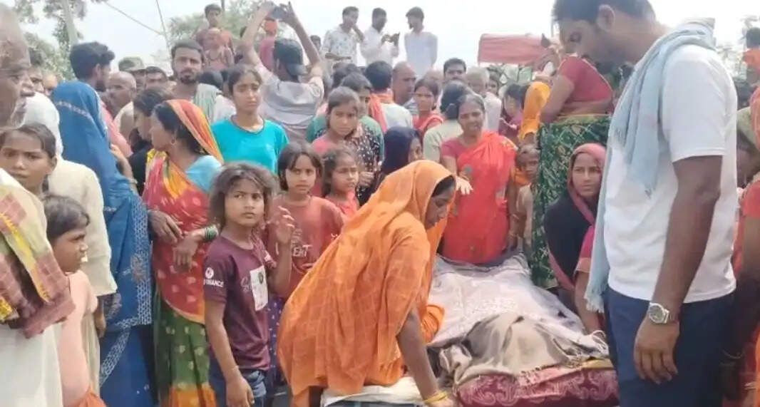 गोलीकांड में युवक की मौत, आक्रोशित ग्रामीणों ने सड़क जाम किया