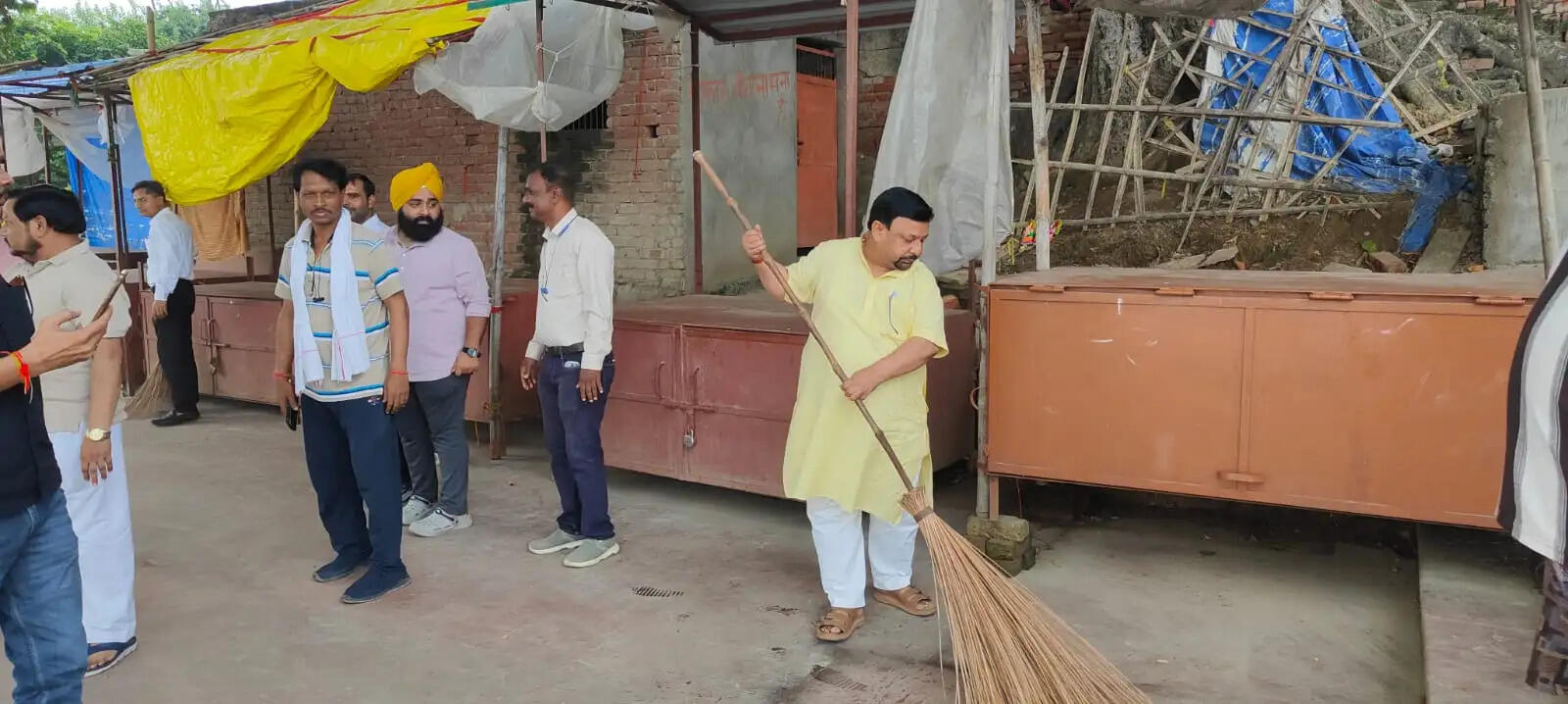 फर्रुखाबाद : सांसद ने भाजपा पदाधिकारियों संग पांचाल-घाट पर चलाया सफाई अभियान
