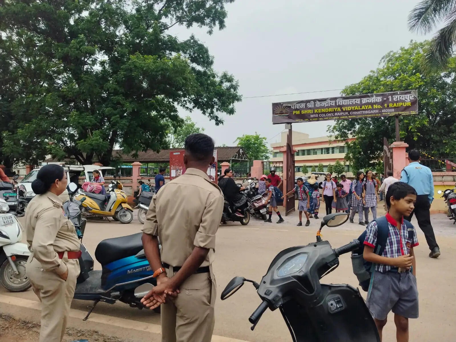 रायपुर : स्कूल-कॉलेजों के बाहर पिंक पेट्रोल की निगरानी, छात्राओं की सुरक्षा पर विशेष फोकस