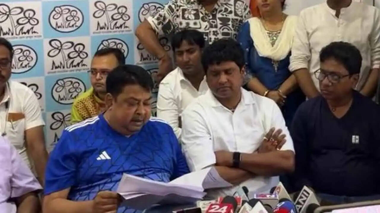 भाजपा छोड़ पूर्व विधायक व फुटबॉलर दीपेंदु विश्वास की तृणमूल में घर वापसी