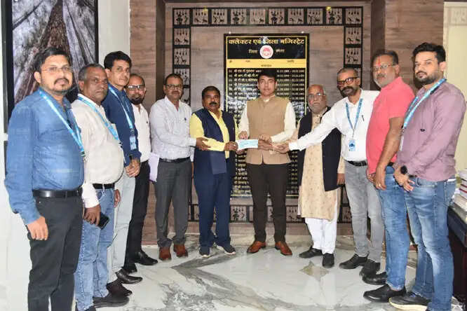 सहकारी बैंक परिवार ने बाढ़ राहत के लिए जुटाए दो लाख का चेक कलेक्टर काे सौंपा