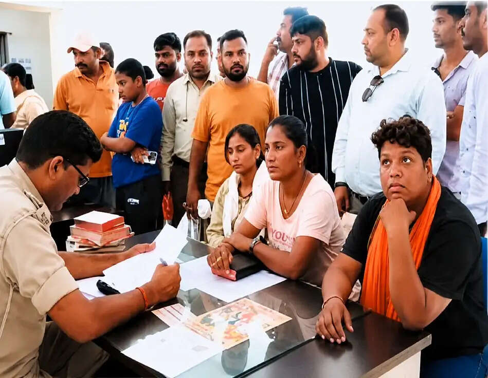 जबलपुर में कथित धर्मांतरण का मामला, प्रलोभन देकर धर्म बदलवाने का आरोप, पादरी समेत दो हिरासत में
