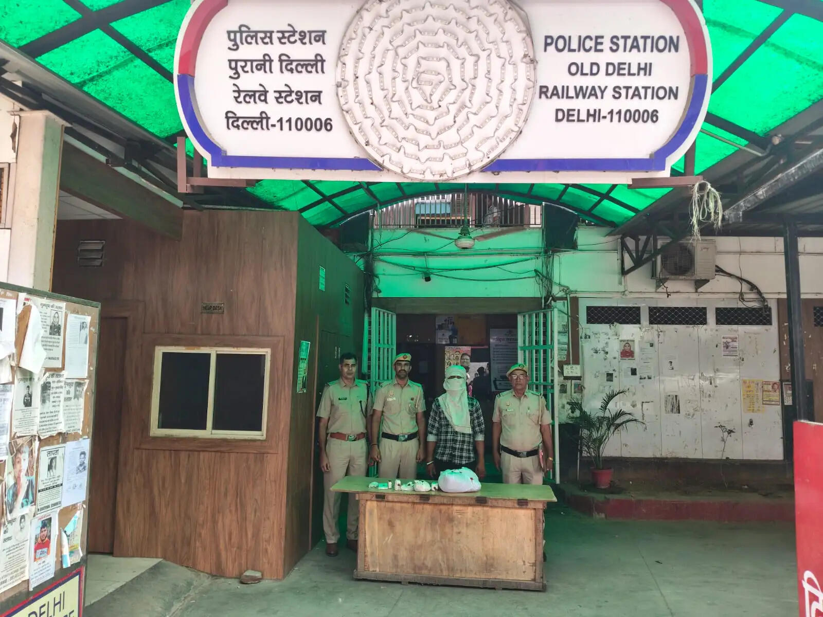 नशीले बिस्किट खिलाकर यात्री को लूटने वाला बदमाश रंगेहाथ गिरफ्तार
