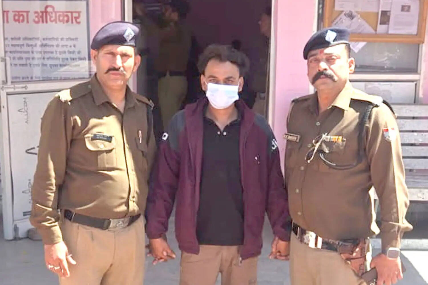 फायरिंग मामले में फरार आरोपित गिरफ्तार