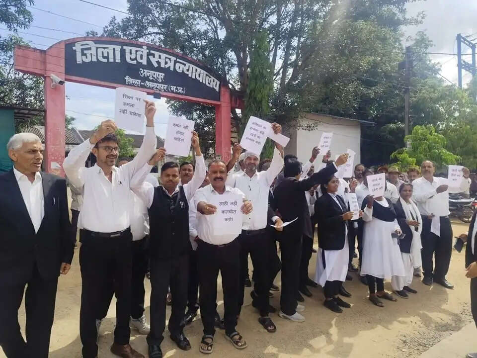 अनूपपुर: नीट पेपर लीक और छात्रों पर लाठीचार्ज के विरोध में अनूपपुर जिला न्यायालय परिसर में अधिवक्ताओं ने किया प्रदर्शन