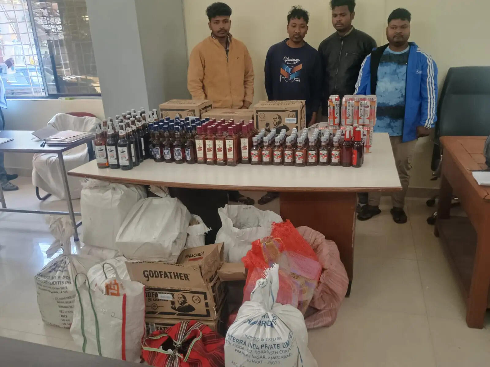 होली व रामनवमी से पहले रांची में उत्पाद विभाग की कार्रवाई, नकली विदेशी शराब सहित आठ आरोपी गिरफ्तार