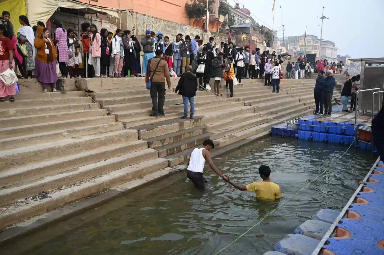 काशी-तमिल संगमम : तमिल छात्रों ने गंगा स्नान कर जाना घाटाें का इतिहास