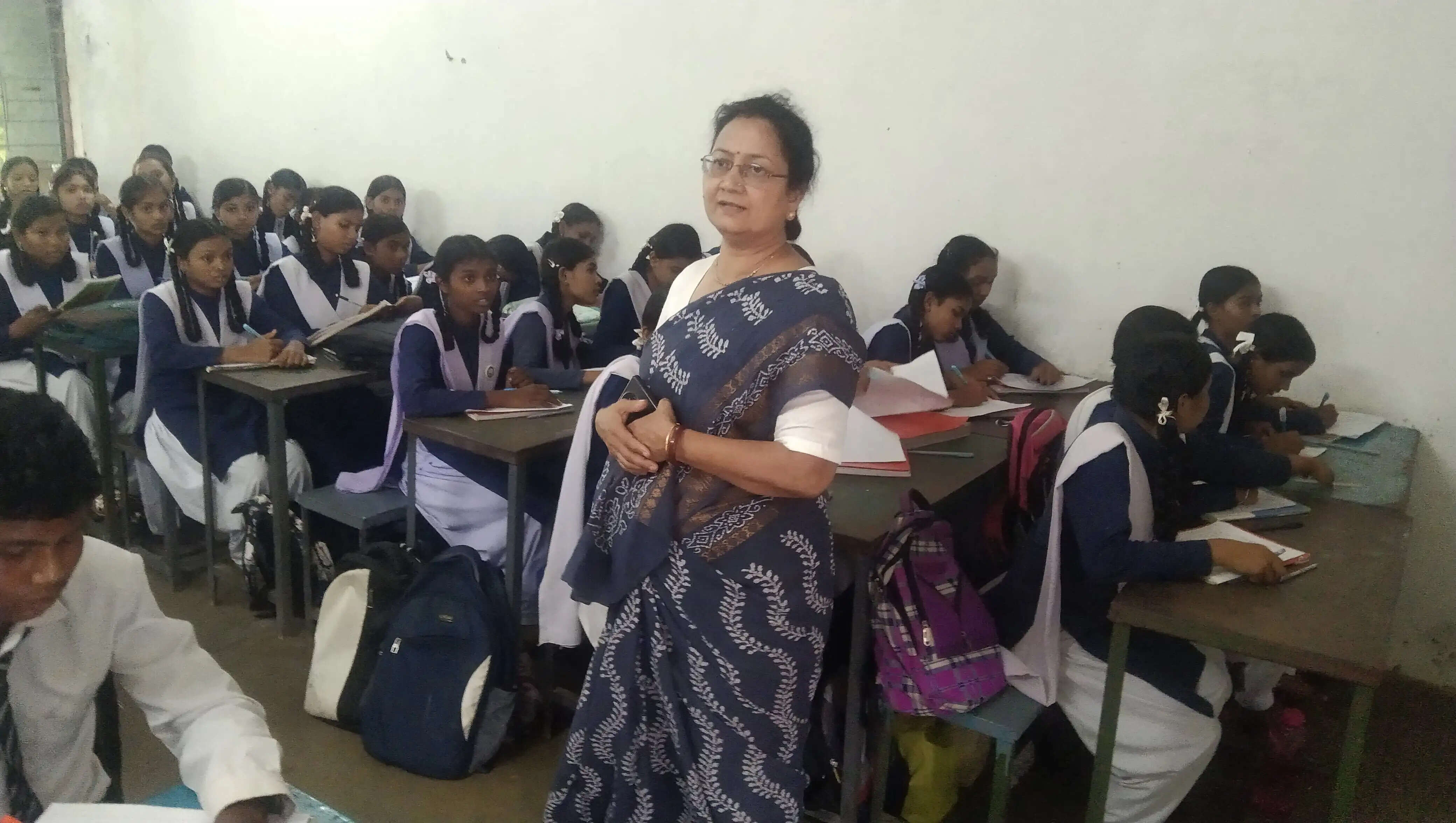 धमतरी डीईओ मधुलिका तिवारी ने शैक्षणिक गुणवत्ता और परीक्षा परिणाम सुधारने के दिए निर्देश