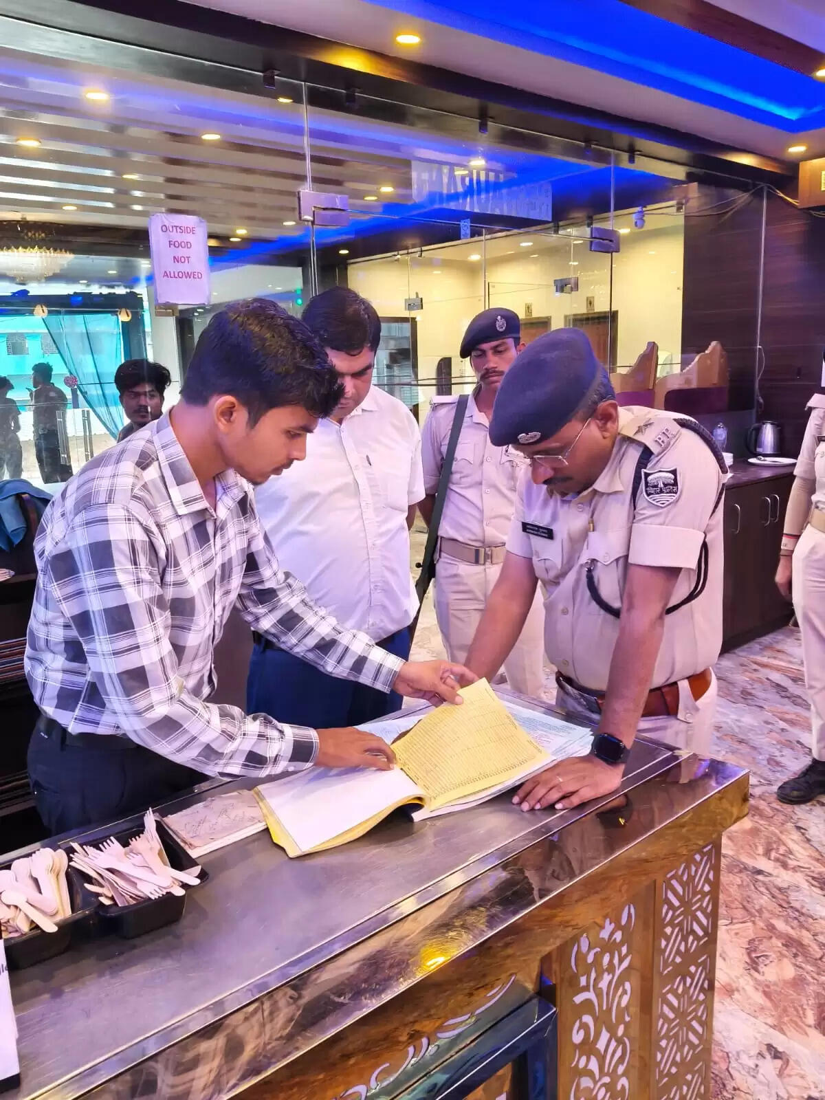 जिले में चला सघन चेकिंग अभियान, होटल-लॉज से लेकर बाजार तक पुलिस की कड़ी निगरानी