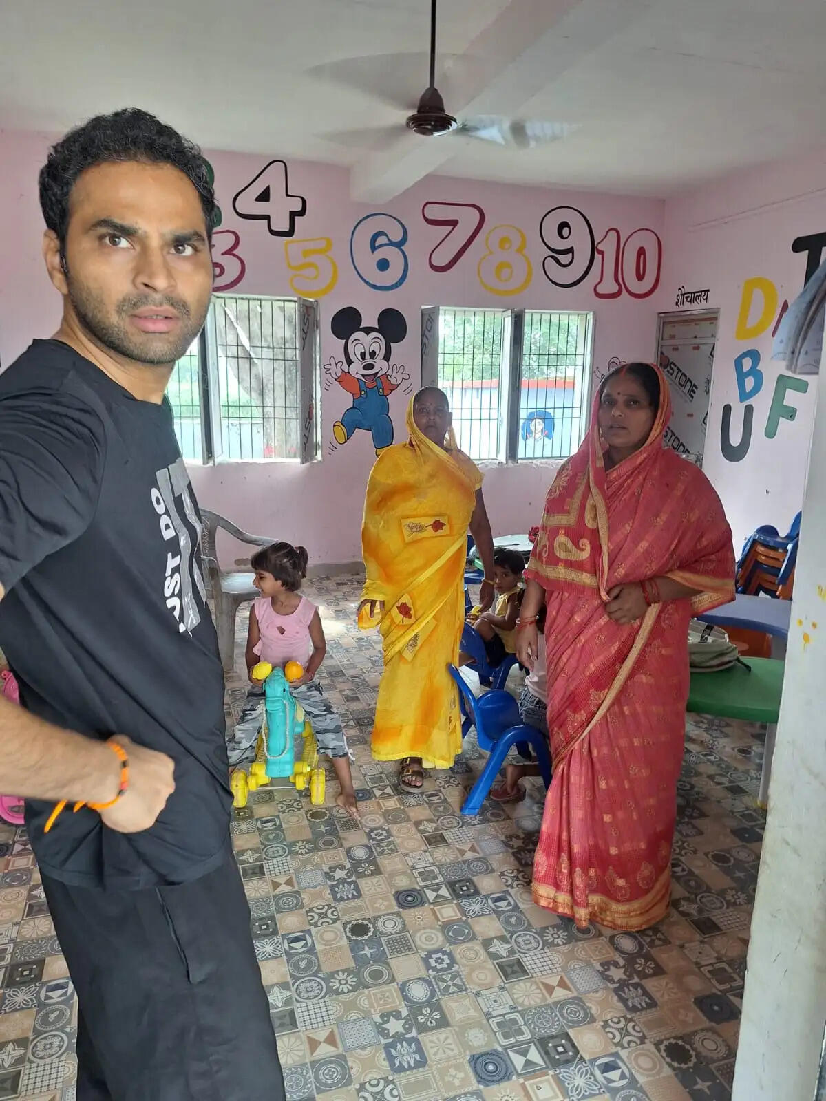 जिलाधिकारी ने उच्च प्राथमिक विद्यालय और आंगनबाड़ी केंद्र का किया औचक निरीक्षण, अनुपस्थित शिक्षामित्र को नोटिस