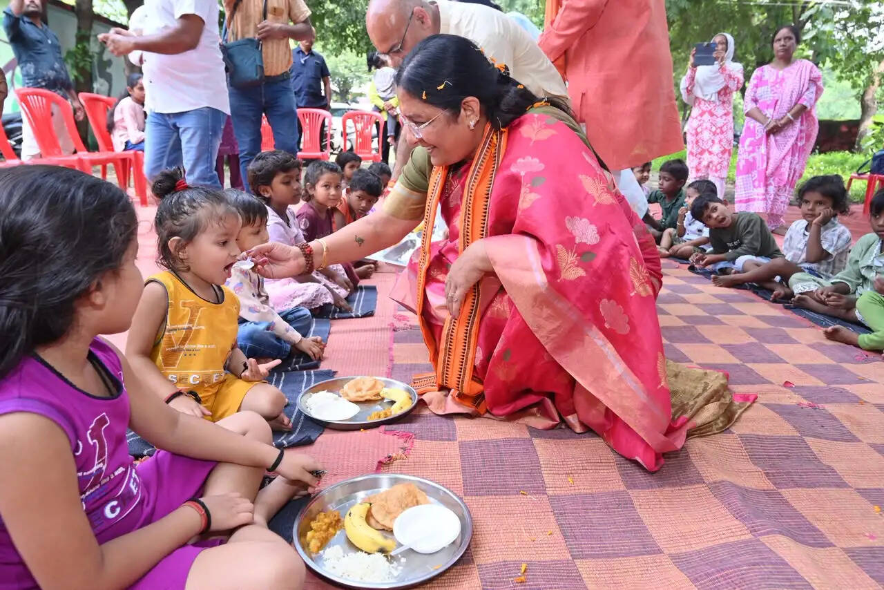 ‘आंगन मिलन’ कार्यक्रम में शामिल हुईं केंद्रीय महिला एवं बाल विकास राज्यमंत्री सावित्री ठाकुर
