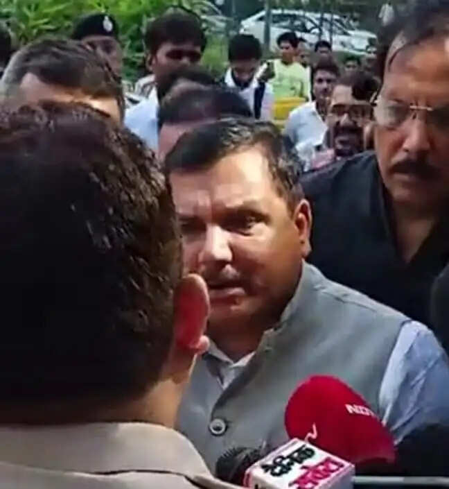 गुरुग्राम: मेदांता में वांगचुक से मिलने पहुंचे 15 सांसदों को पुलिस ने गेट पर ही रोका तो धरने पर बैठे