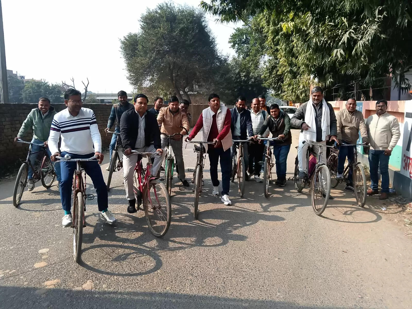 साइकिल यात्रा निकालकर ग्राम सचिवों ने किया विरोध-प्रदर्शन