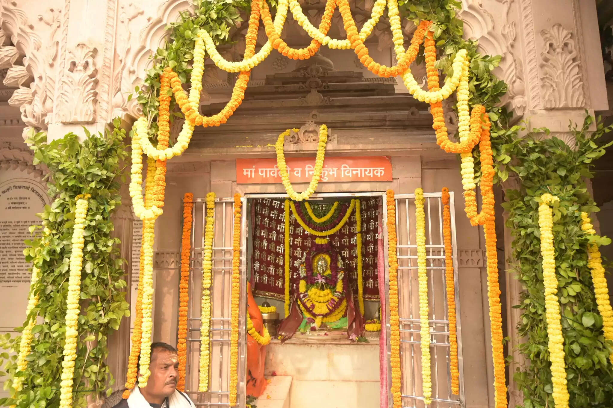 श्री काशी विश्वनाथ धाम के लोकार्पण की वर्षगांठ पर समस्त देव विग्रहों का विशेष श्रृंगार, गूंज रहे वेदमंत्र