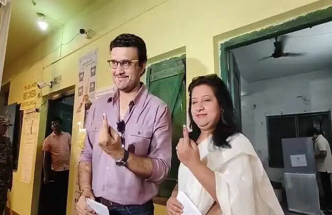 पत्नी संग सौरव गांगुली ने किया मतदान